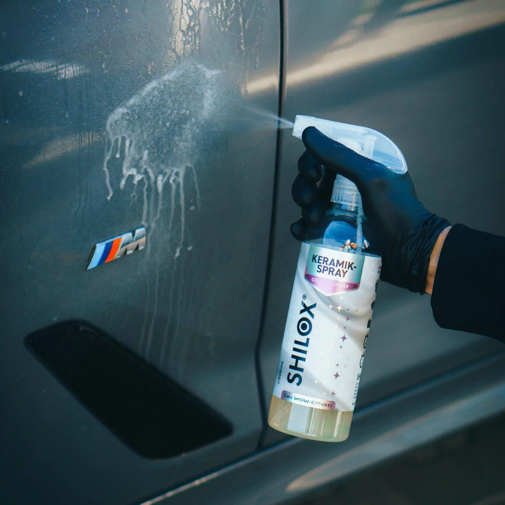 SHILOX Kerámia Spray felvitele az autó karosszériájára a fényes és vízlepergető felületért.